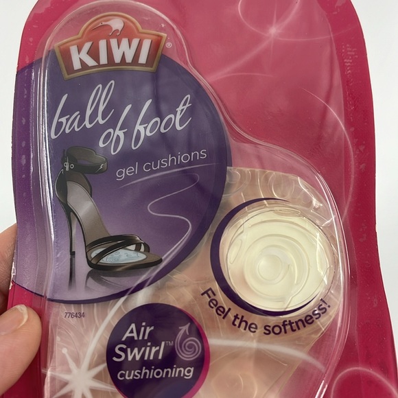 KIWI Women’s Two Pairs Ball Of Foot Gel Cushions Beige One Size NEW - Picture 4 of 10
